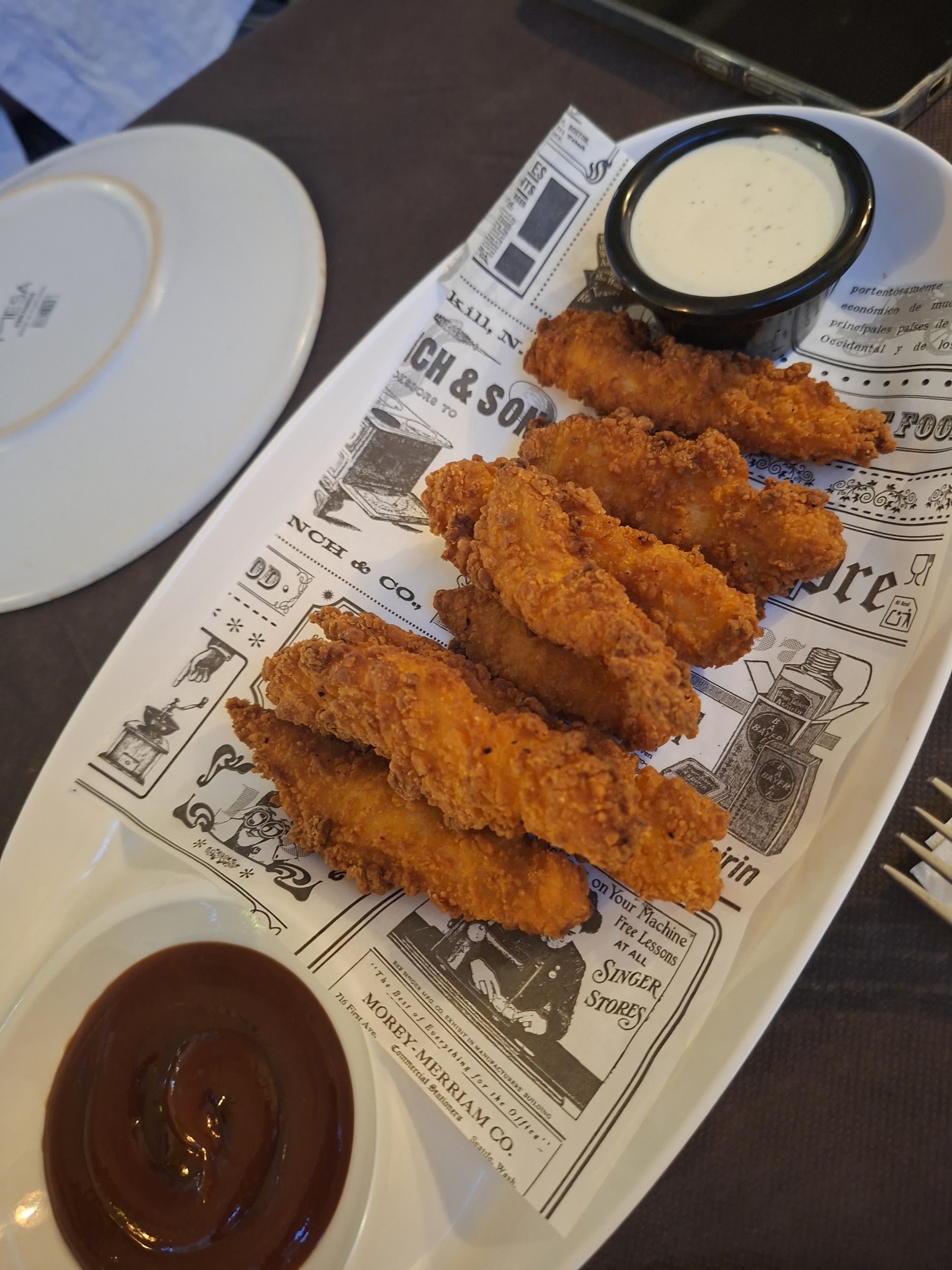 Fingers de pollo caseros con dos salsas para mojar
